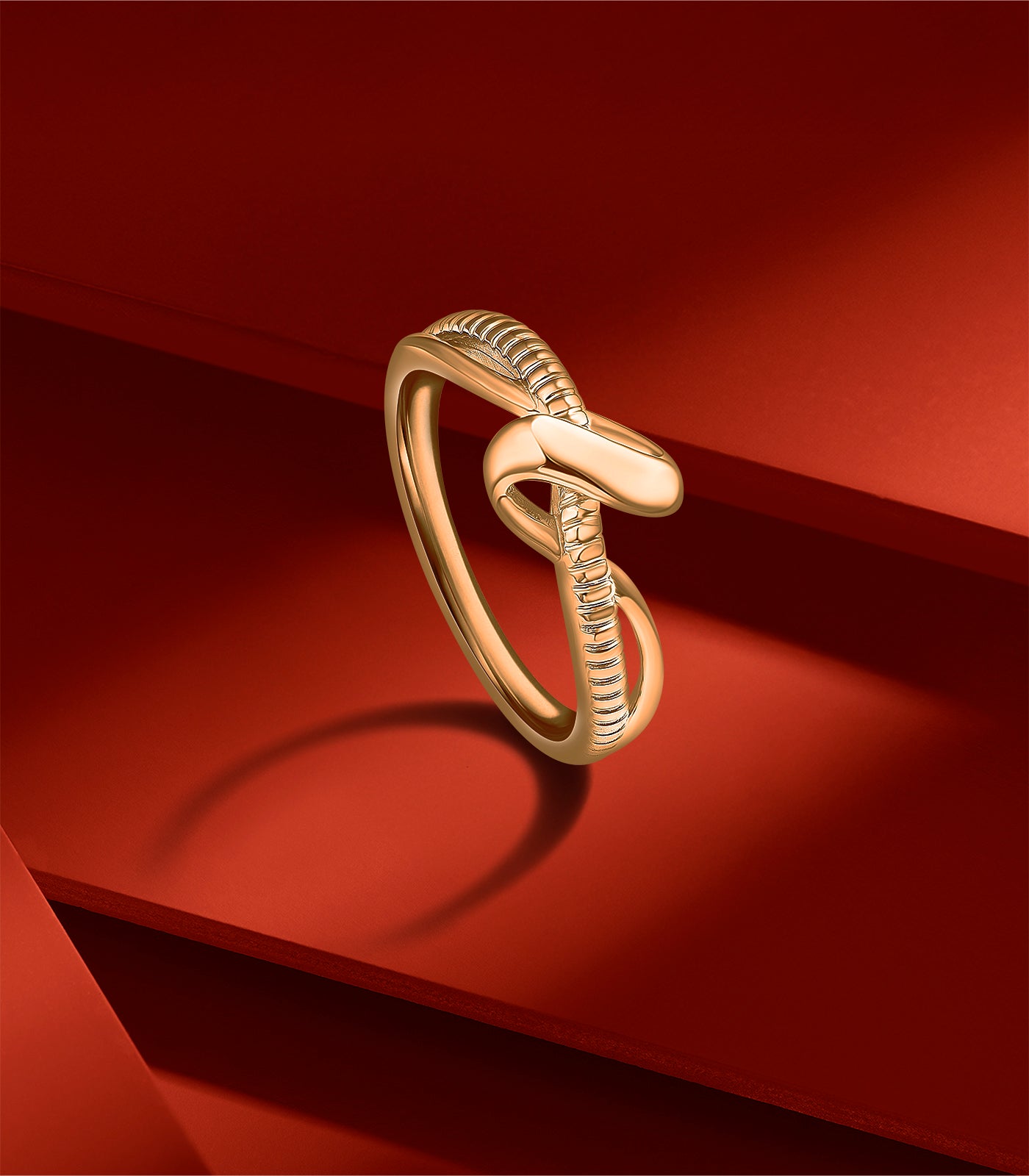Linear Twist Gold Finger Ring