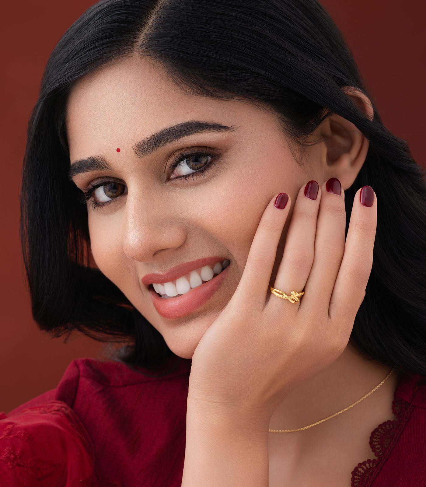 Linear Twist Gold Finger Ring