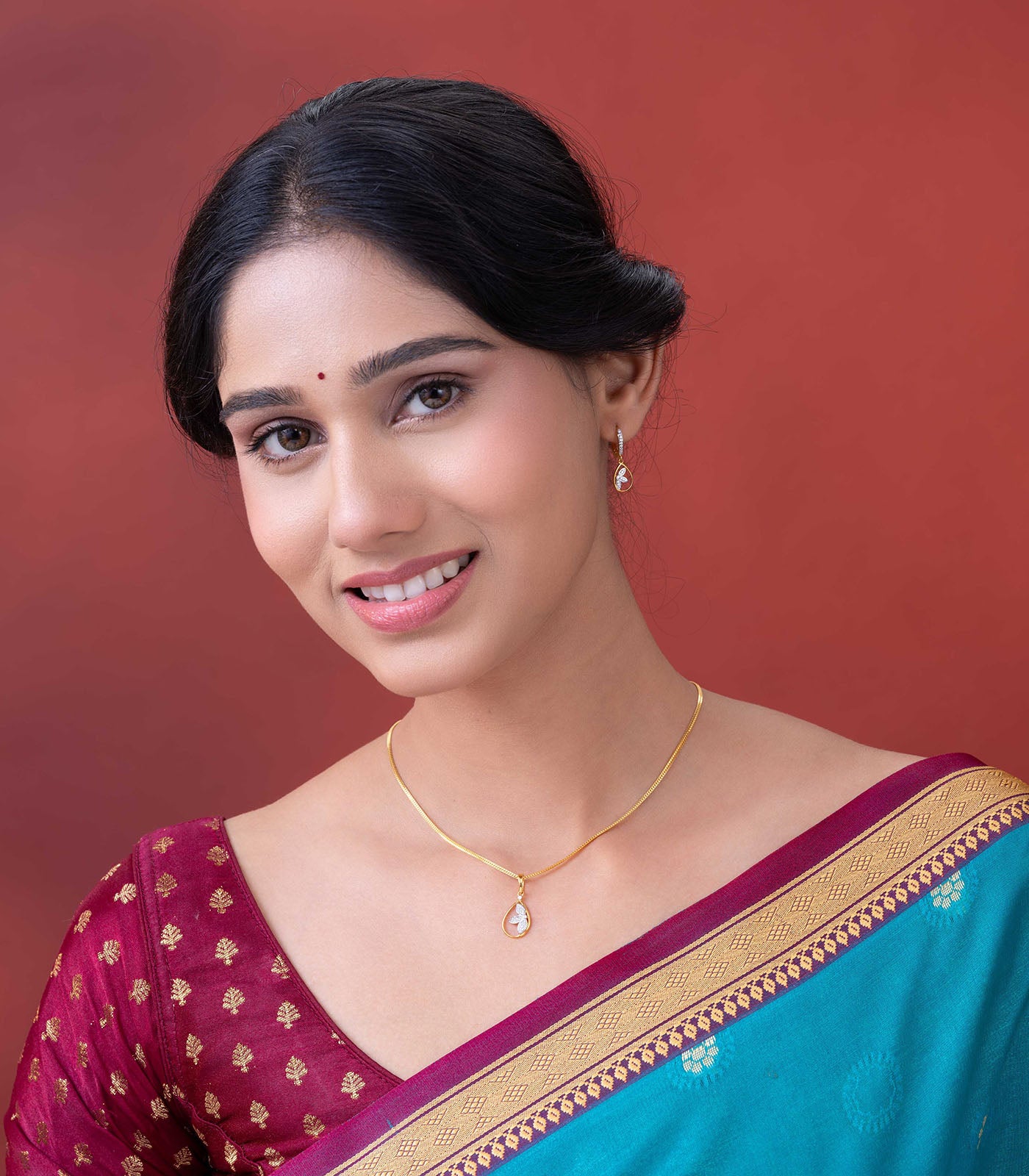 Semi floral blossom pendant set