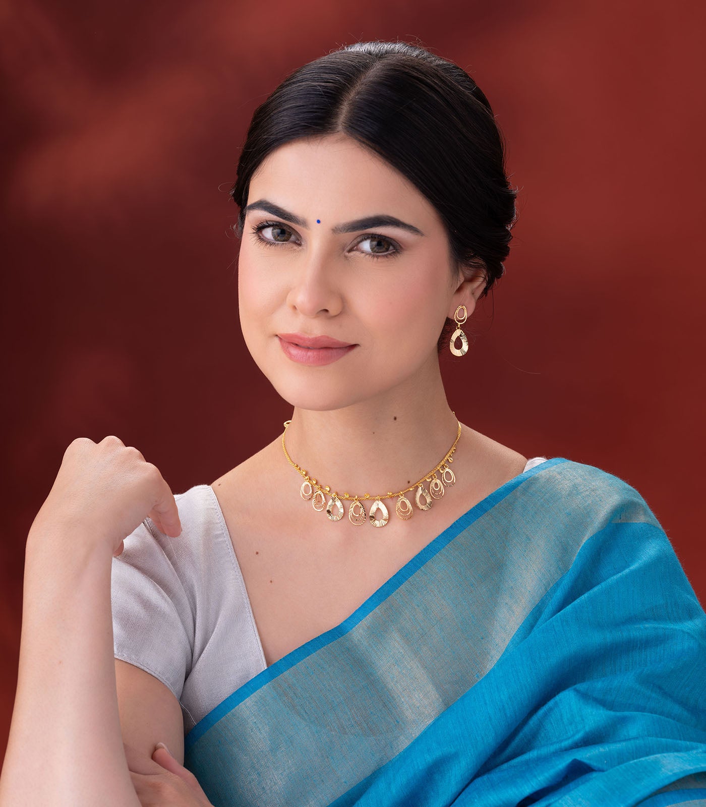 Radiant Oval Drops Gold Necklace Set