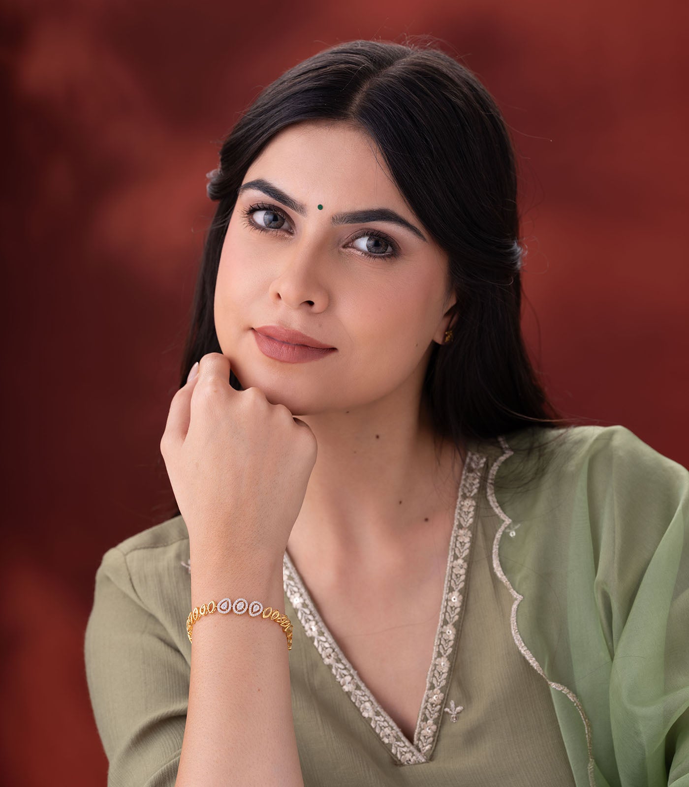 Pear Elegance Studded Gold Bracelet