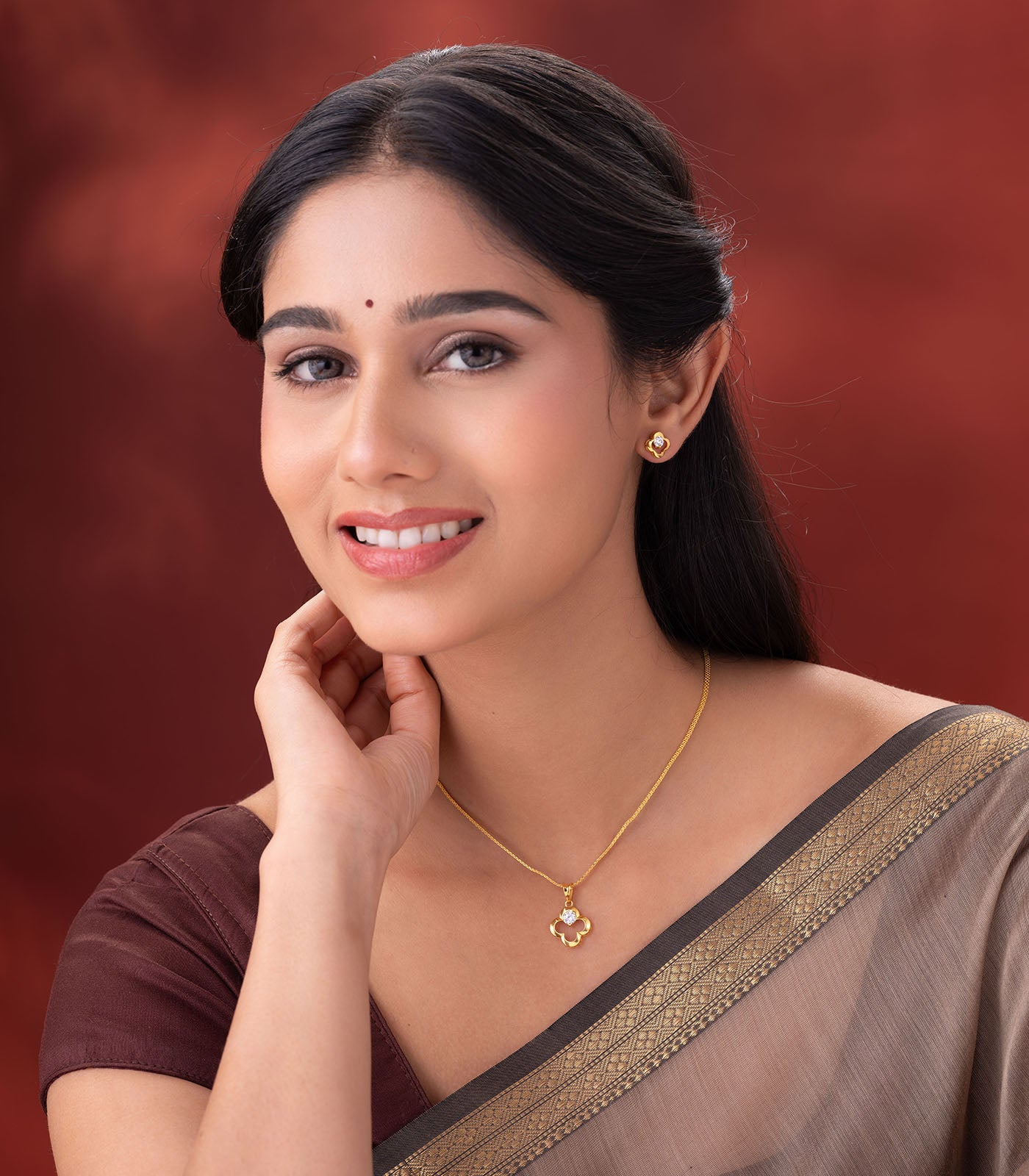 The Golden Clover Pendant Set